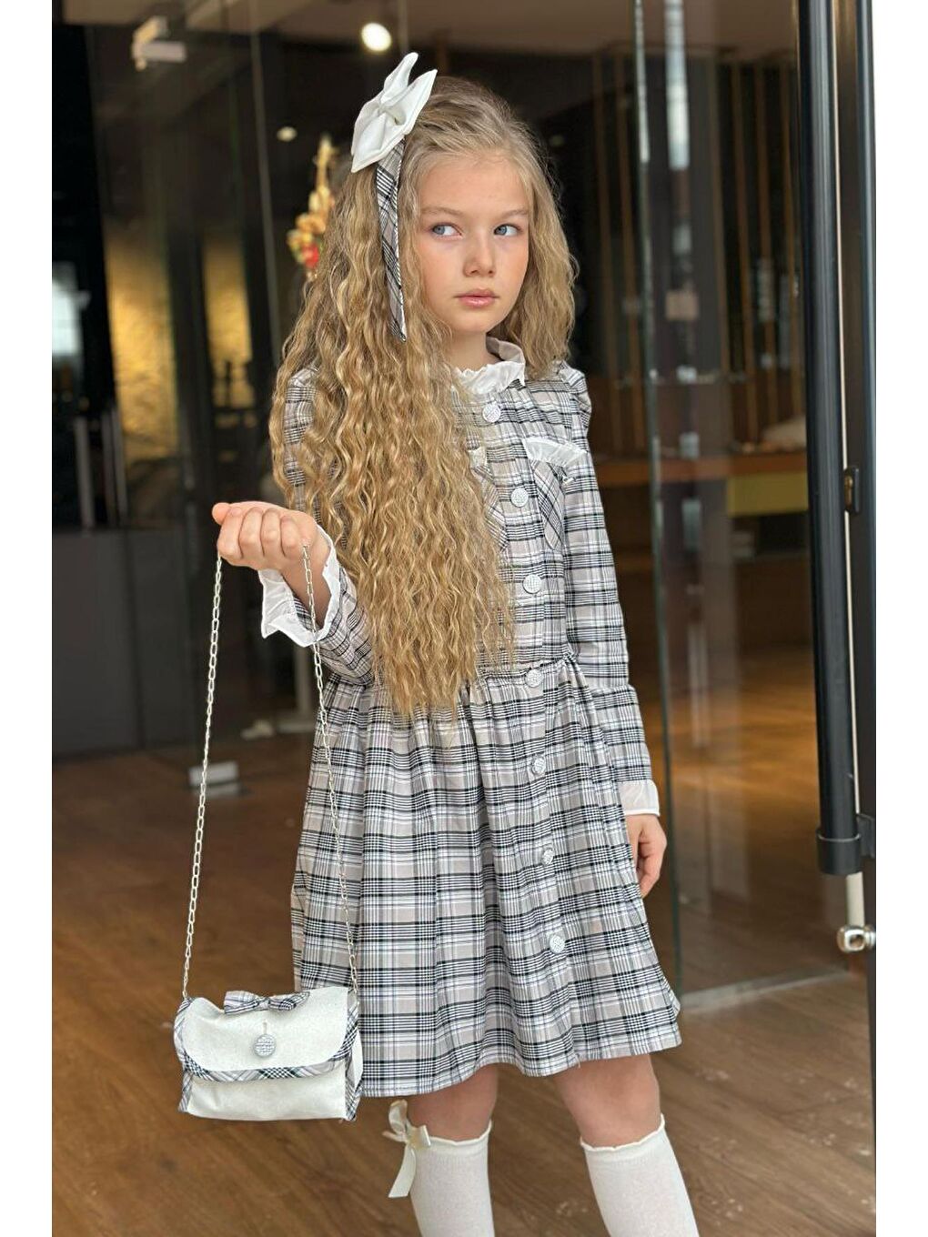 Kız Çocuk Yakası ve Kolları Fırfırlı Üzeri Boydan Düğme ve Gri-Siyah Ekose Detaylı Elbise-1