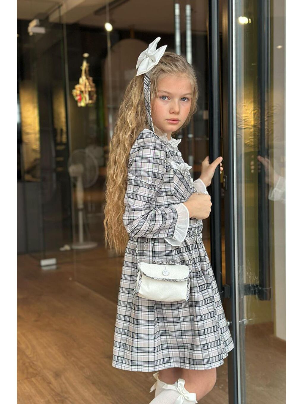 Kız Çocuk Yakası ve Kolları Fırfırlı Üzeri Boydan Düğme ve Gri-Siyah Ekose Detaylı Elbise-2