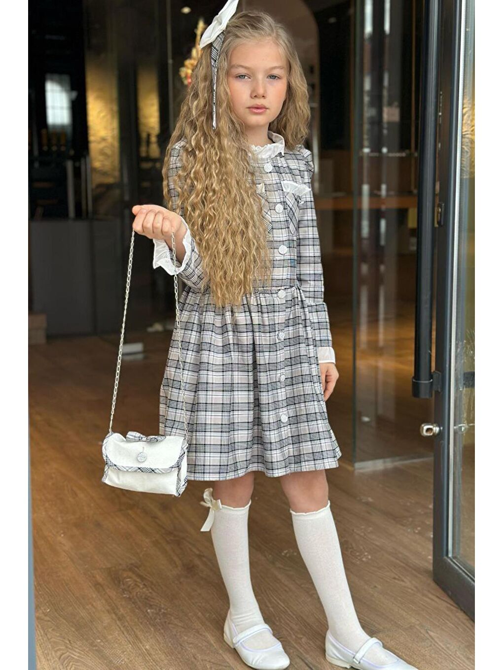 Kız Çocuk Yakası ve Kolları Fırfırlı Üzeri Boydan Düğme ve Gri-Siyah Ekose Detaylı Elbise-3