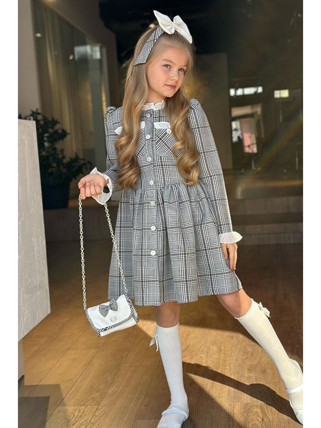 Kız Çocuk Yakası ve Kolları Fırfırlı Üzeri Boydan Düğme ve Gri-Kahve Ekose Detaylı Elbise