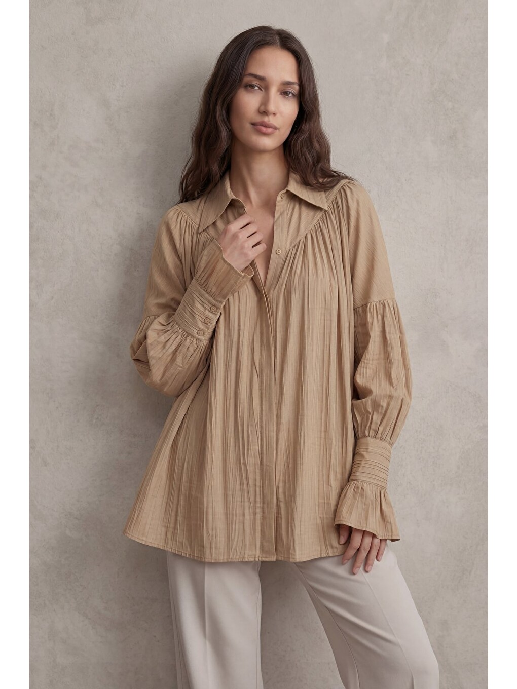 Bej Kadın Oversize Büzgülü Kol Detaylı Düşük Omuz Gömlek