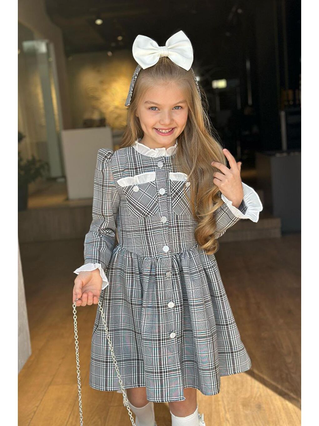 Kız Çocuk Yakası ve Kolları Fırfırlı Üzeri Boydan Düğme ve Gri-Kahve Ekose Detaylı Elbise-1