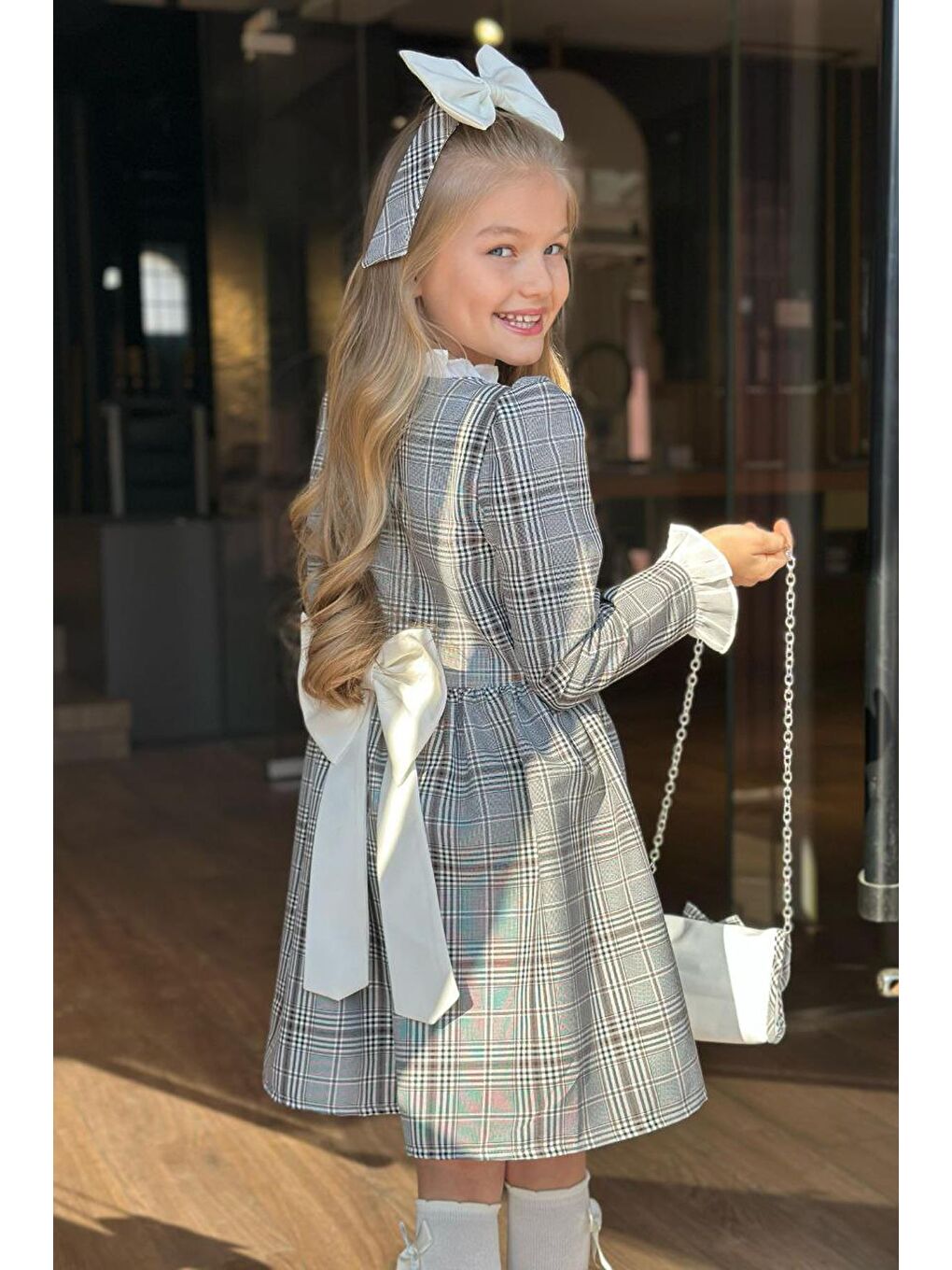 Kız Çocuk Yakası ve Kolları Fırfırlı Üzeri Boydan Düğme ve Gri-Kahve Ekose Detaylı Elbise-2