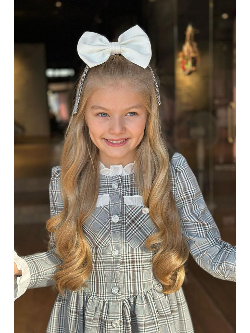 Kız Çocuk Yakası ve Kolları Fırfırlı Üzeri Boydan Düğme ve Gri-Kahve Ekose Detaylı Elbise-3