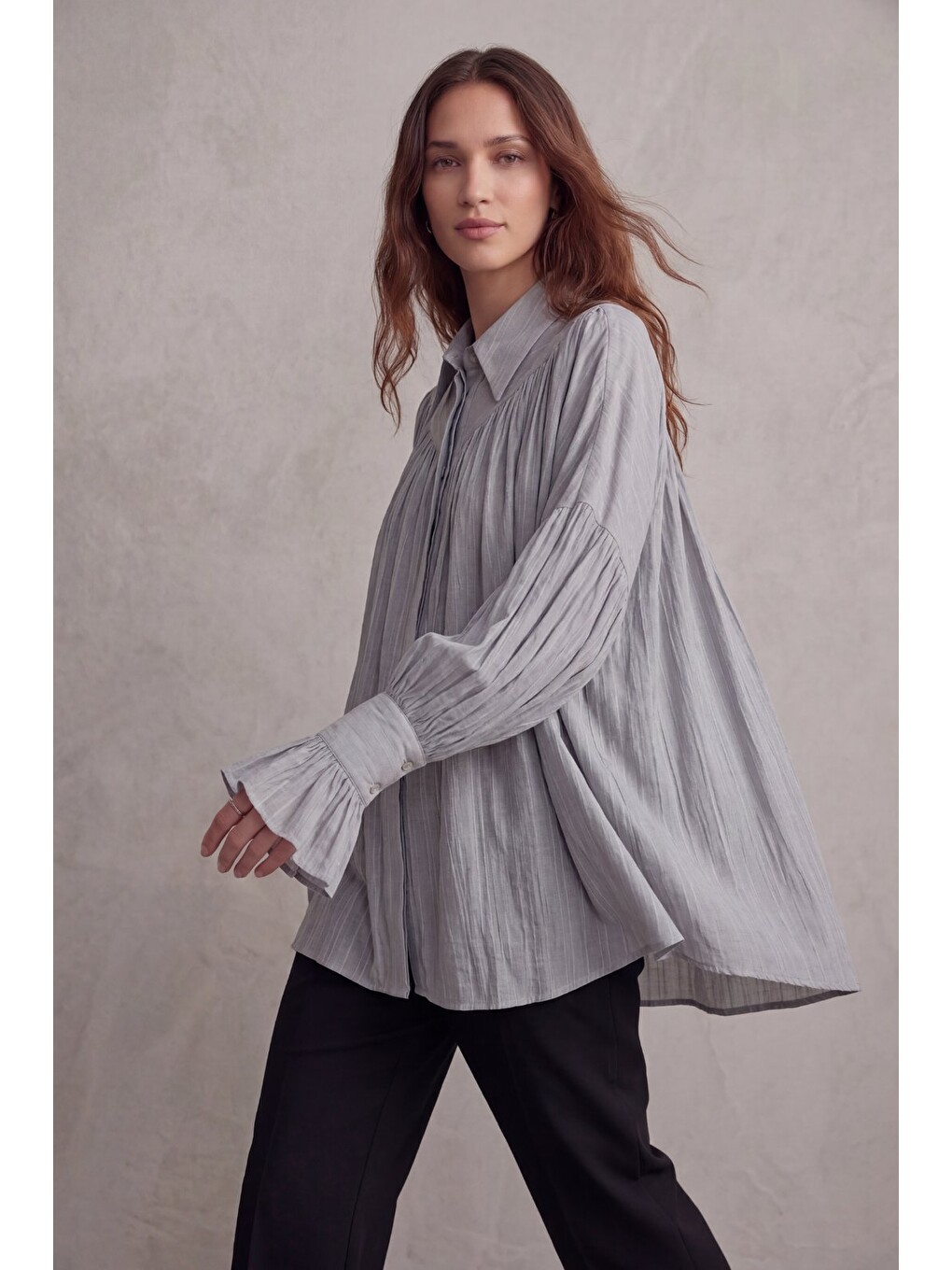 Gri Kadın Oversize Büzgülü Kol Detaylı Düşük Omuz Gömlek-2