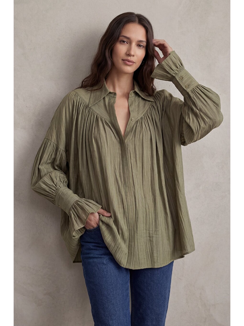 Yeşil Kadın Oversize Büzgülü Kol Detaylı Düşük Omuz Gömlek