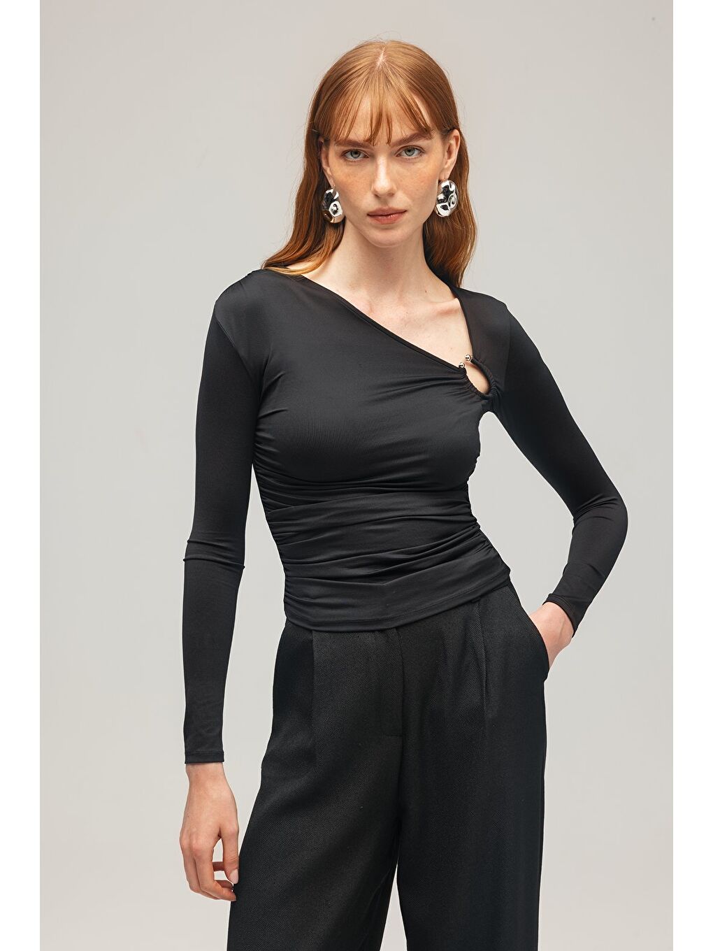 Siyah Kadın Tek Omuzda Metal Aksesuarlı Uzun Kollu Örme Bluz