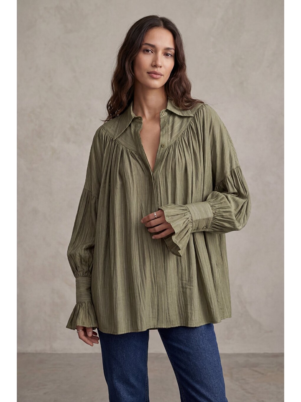 Yeşil Kadın Oversize Büzgülü Kol Detaylı Düşük Omuz Gömlek-2