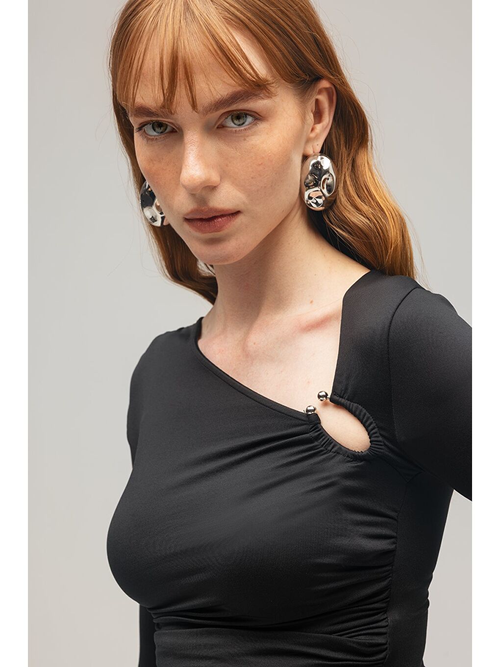 Siyah Kadın Tek Omuzda Metal Aksesuarlı Uzun Kollu Örme Bluz-1