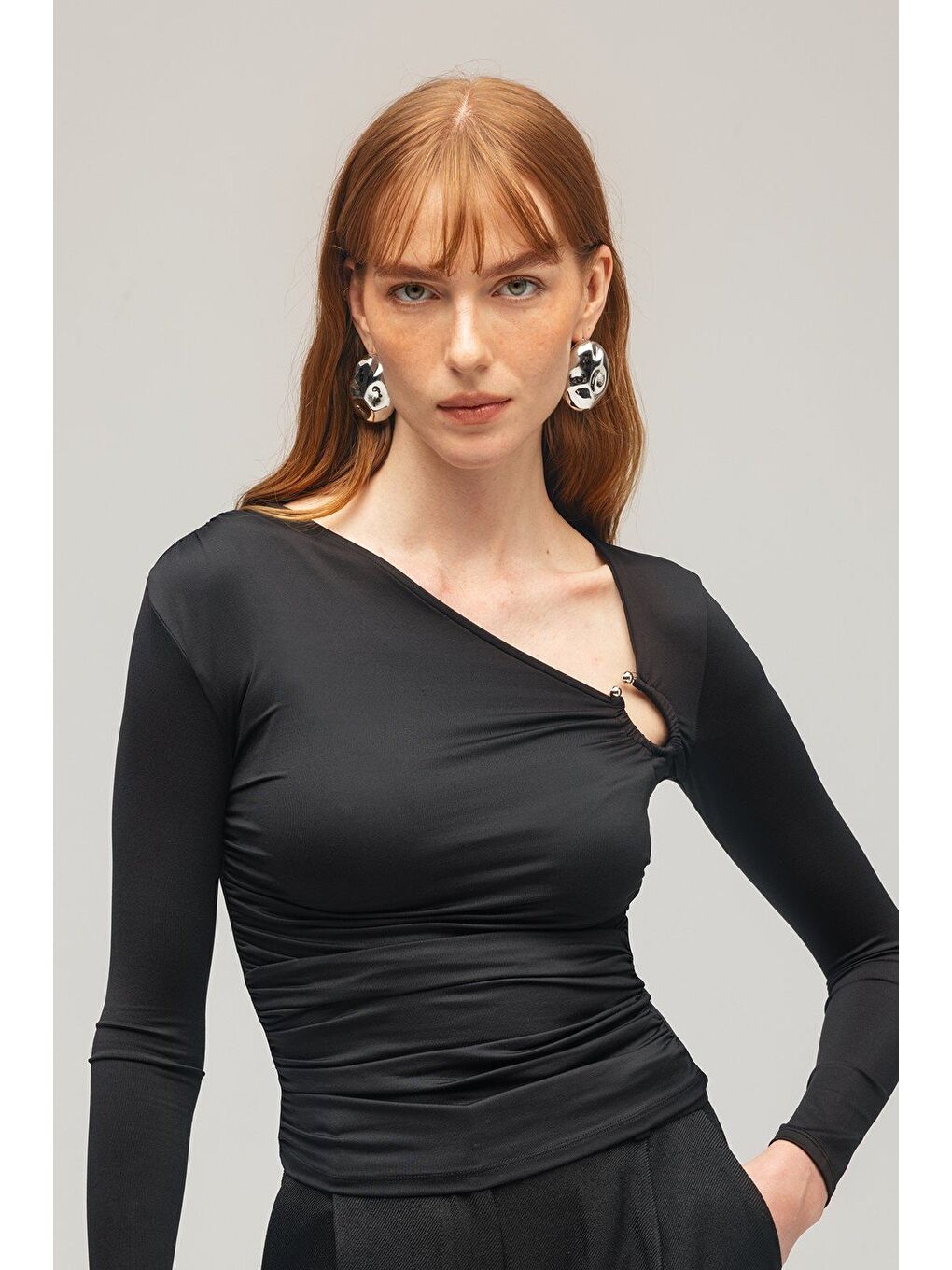 Siyah Kadın Tek Omuzda Metal Aksesuarlı Uzun Kollu Örme Bluz-2