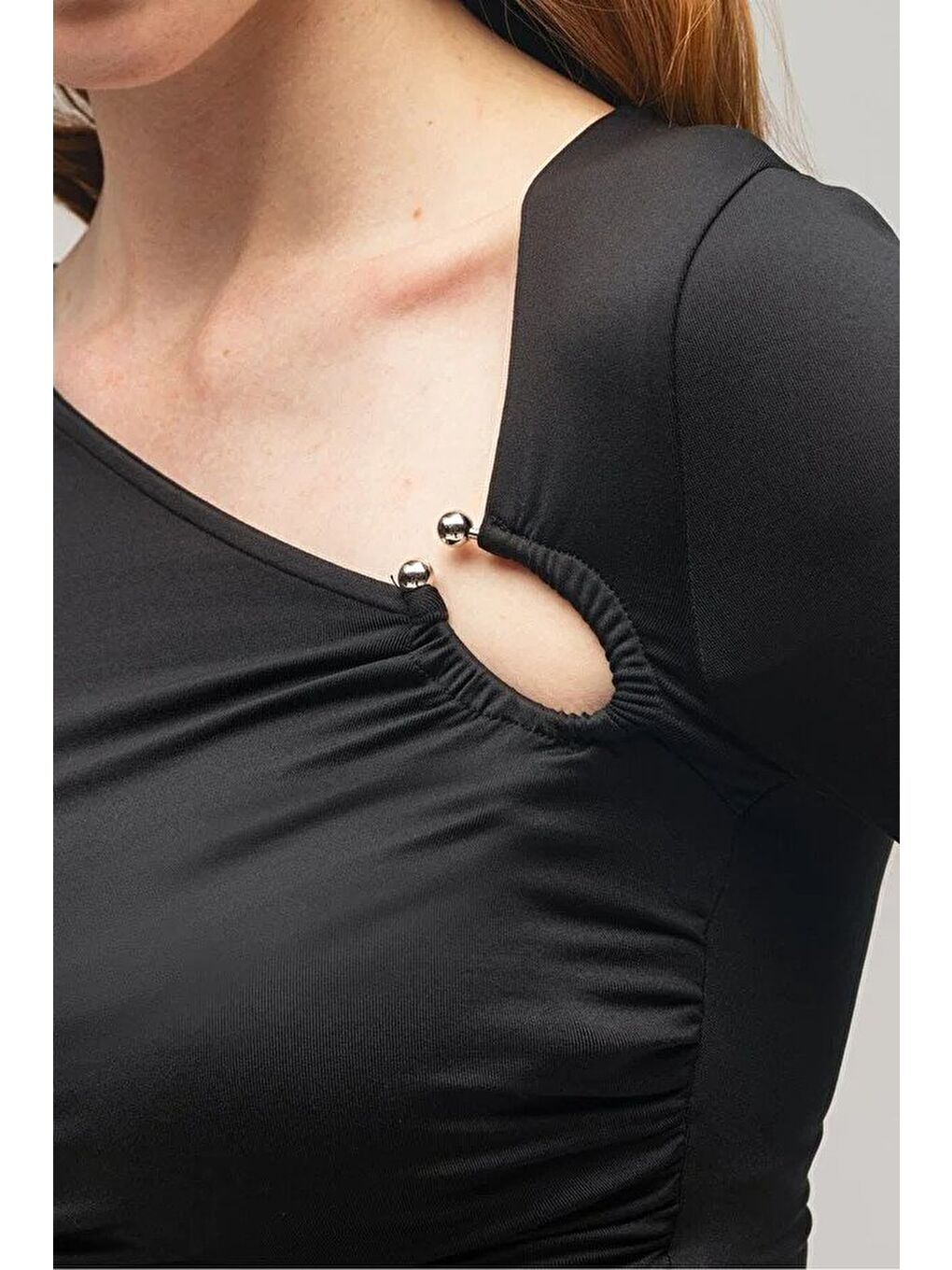 Siyah Kadın Tek Omuzda Metal Aksesuarlı Uzun Kollu Örme Bluz-3