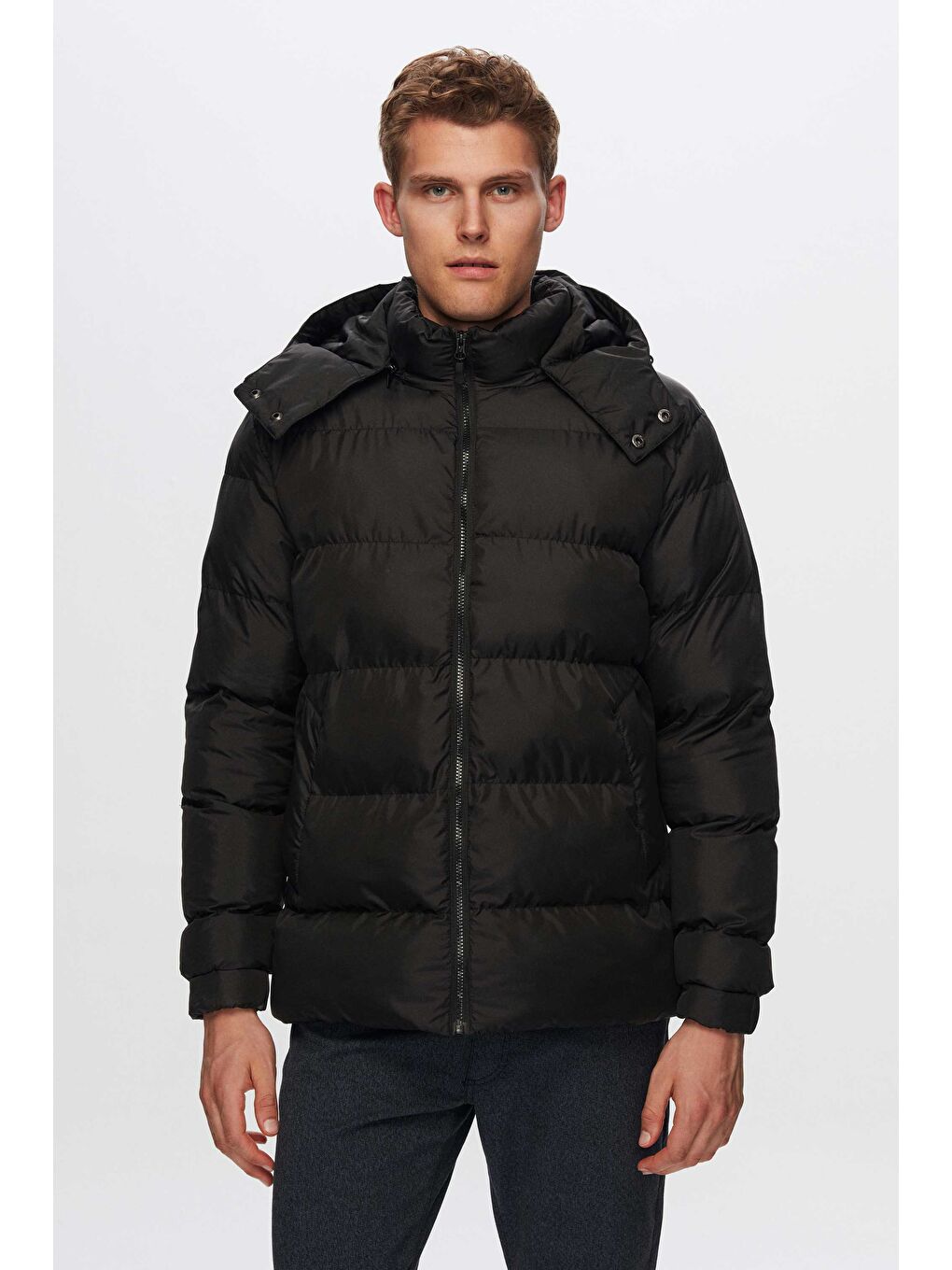 Regular Fit Siyah Rüzgar Geçirmez Kapüşonlu Kışlık Şişme Mont