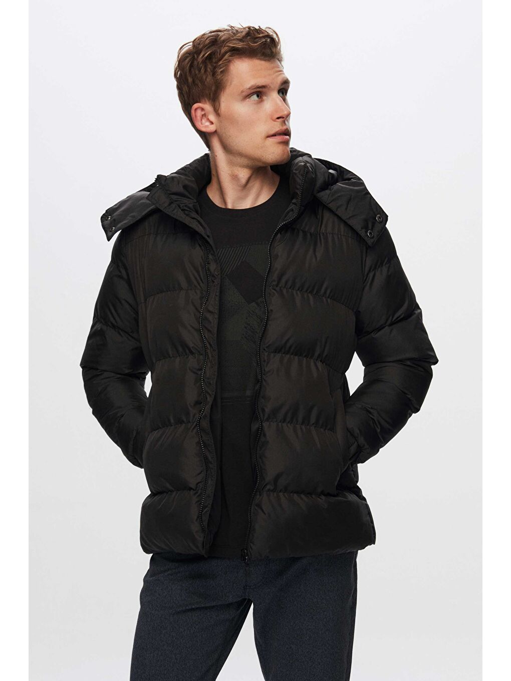 Regular Fit Siyah Rüzgar Geçirmez Kapüşonlu Kışlık Şişme Mont-1