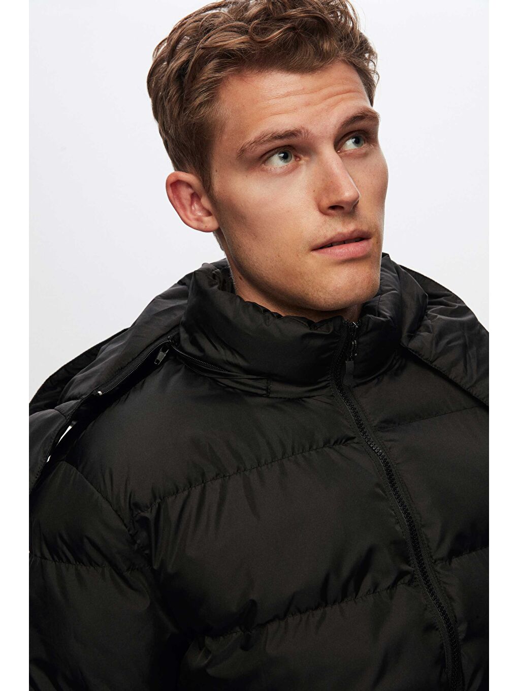 Regular Fit Siyah Rüzgar Geçirmez Kapüşonlu Kışlık Şişme Mont-2
