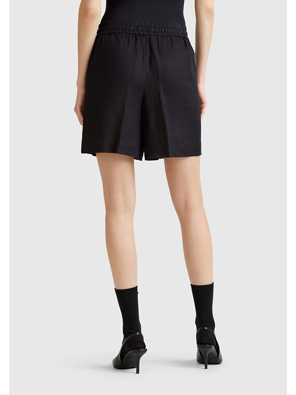 Kadın Siyah %100 Keten Büzgü İpli Cepli Bermuda Şort-2