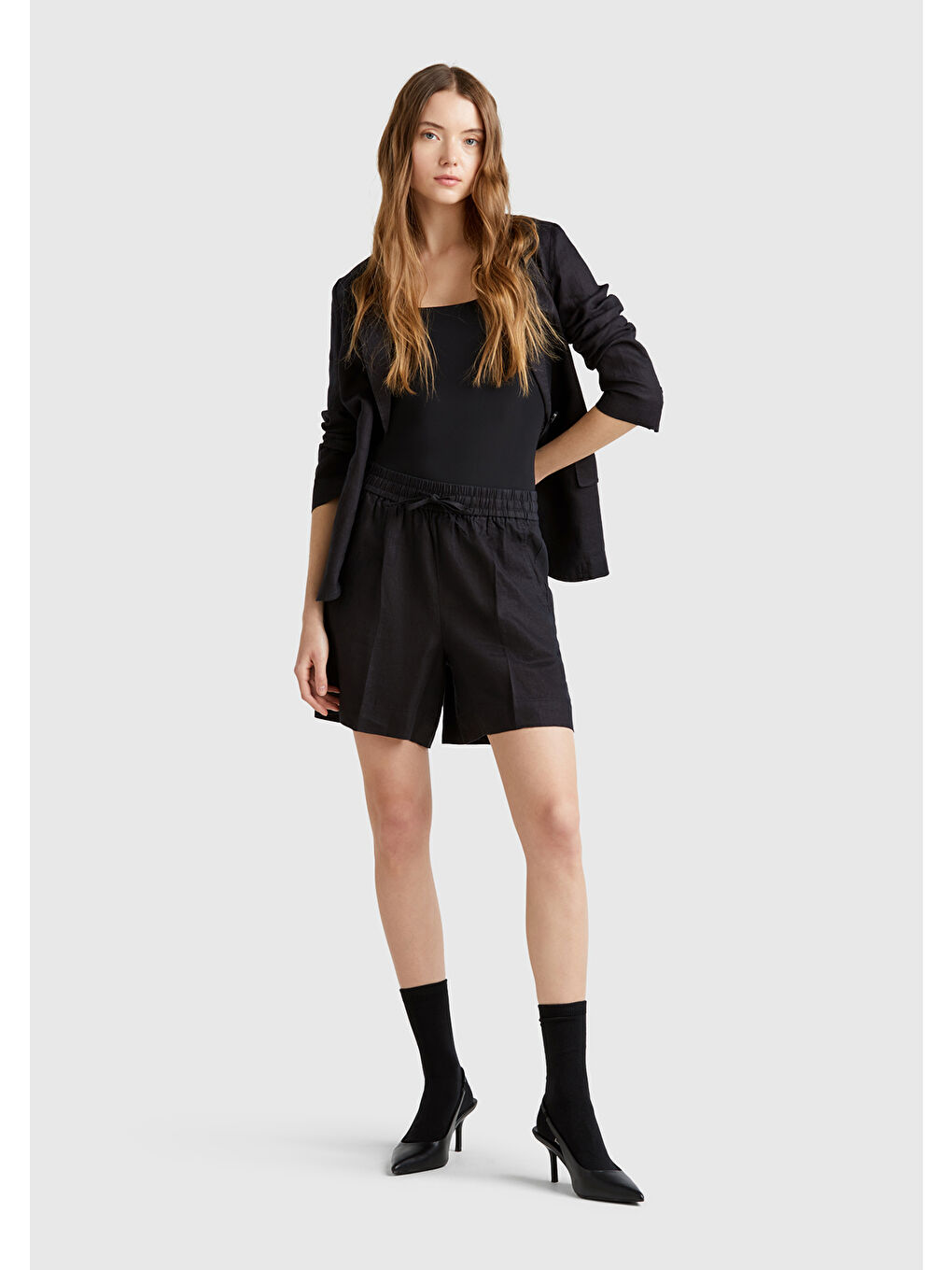 Kadın Siyah %100 Keten Büzgü İpli Cepli Bermuda Şort-4