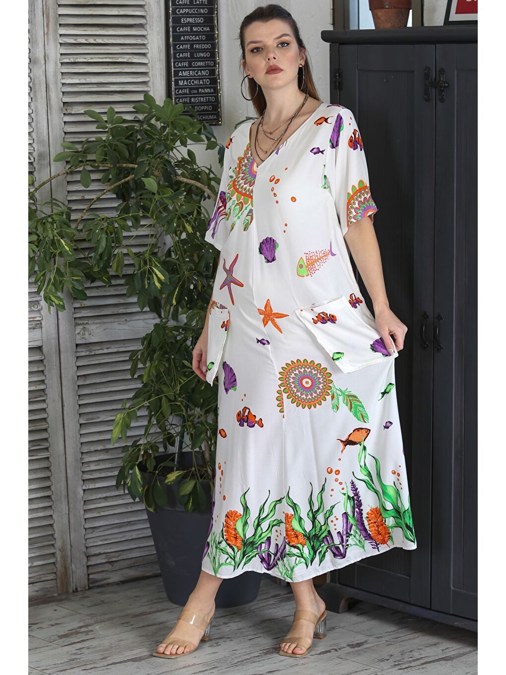 Beyaz V Yaka Kısa Kol Çift Cepli Allover Baskılı Casual Dokuma Elbise-1