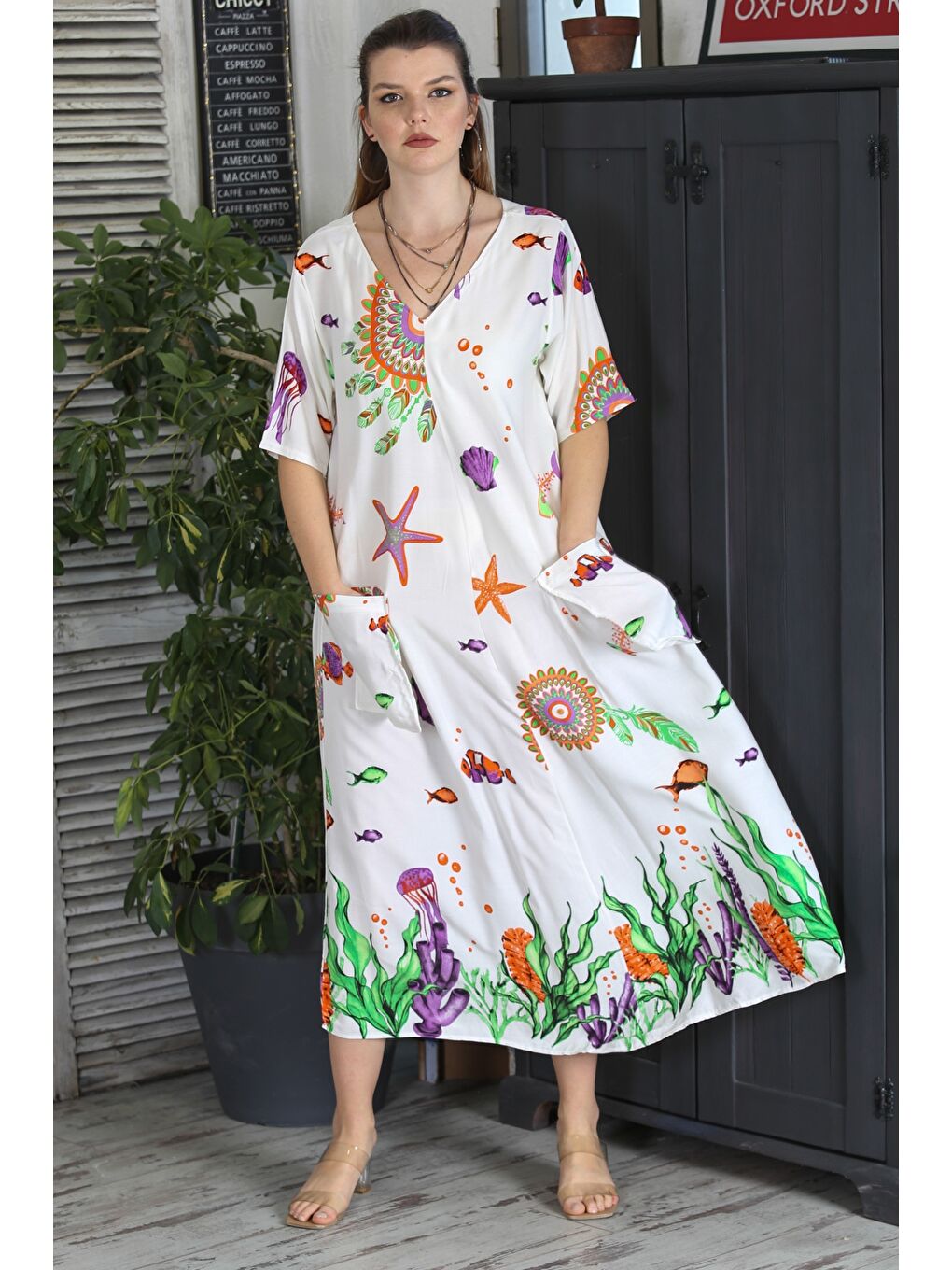 Beyaz V Yaka Kısa Kol Çift Cepli Allover Baskılı Casual Dokuma Elbise-2