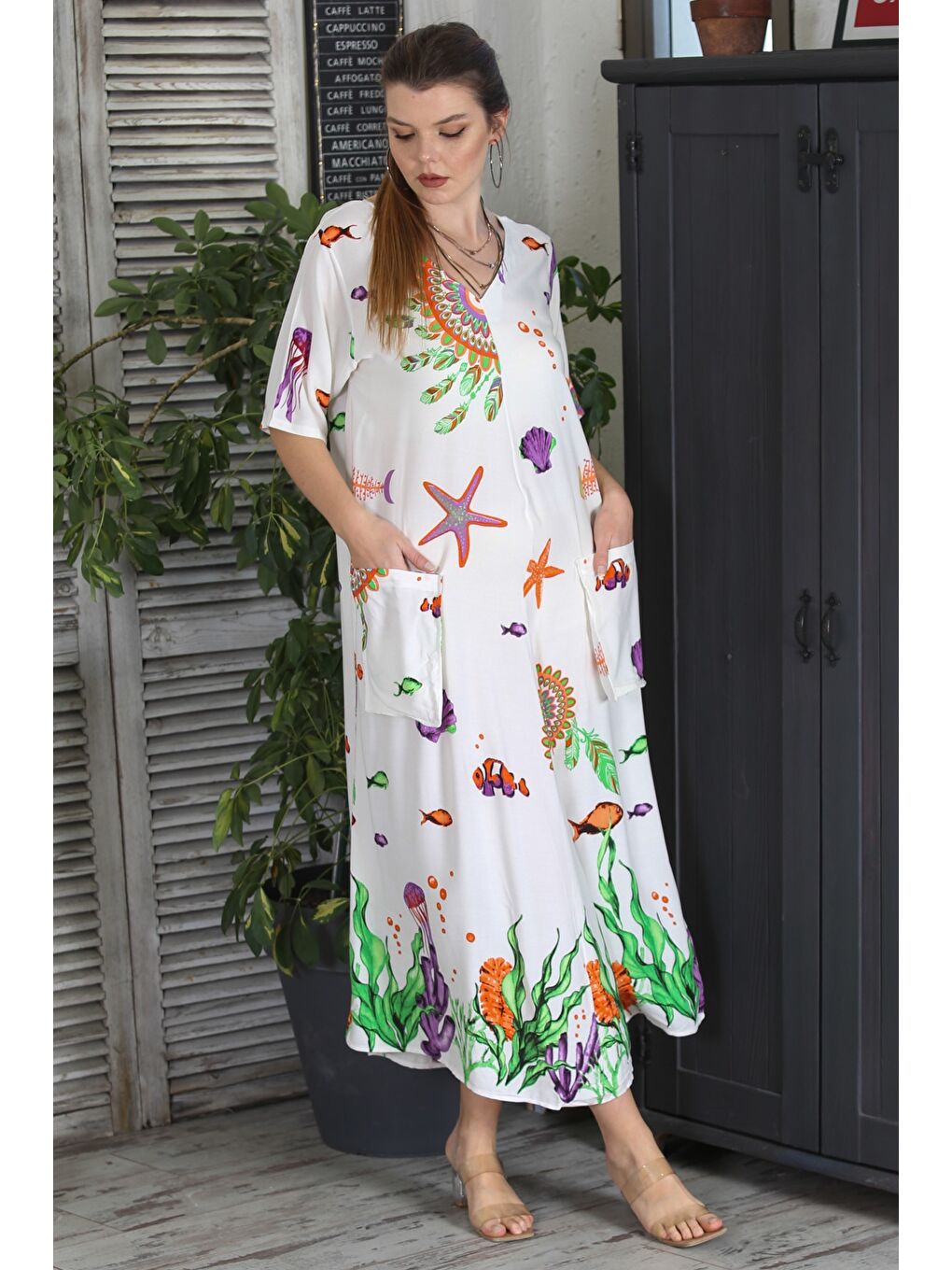 Beyaz V Yaka Kısa Kol Çift Cepli Allover Baskılı Casual Dokuma Elbise-3