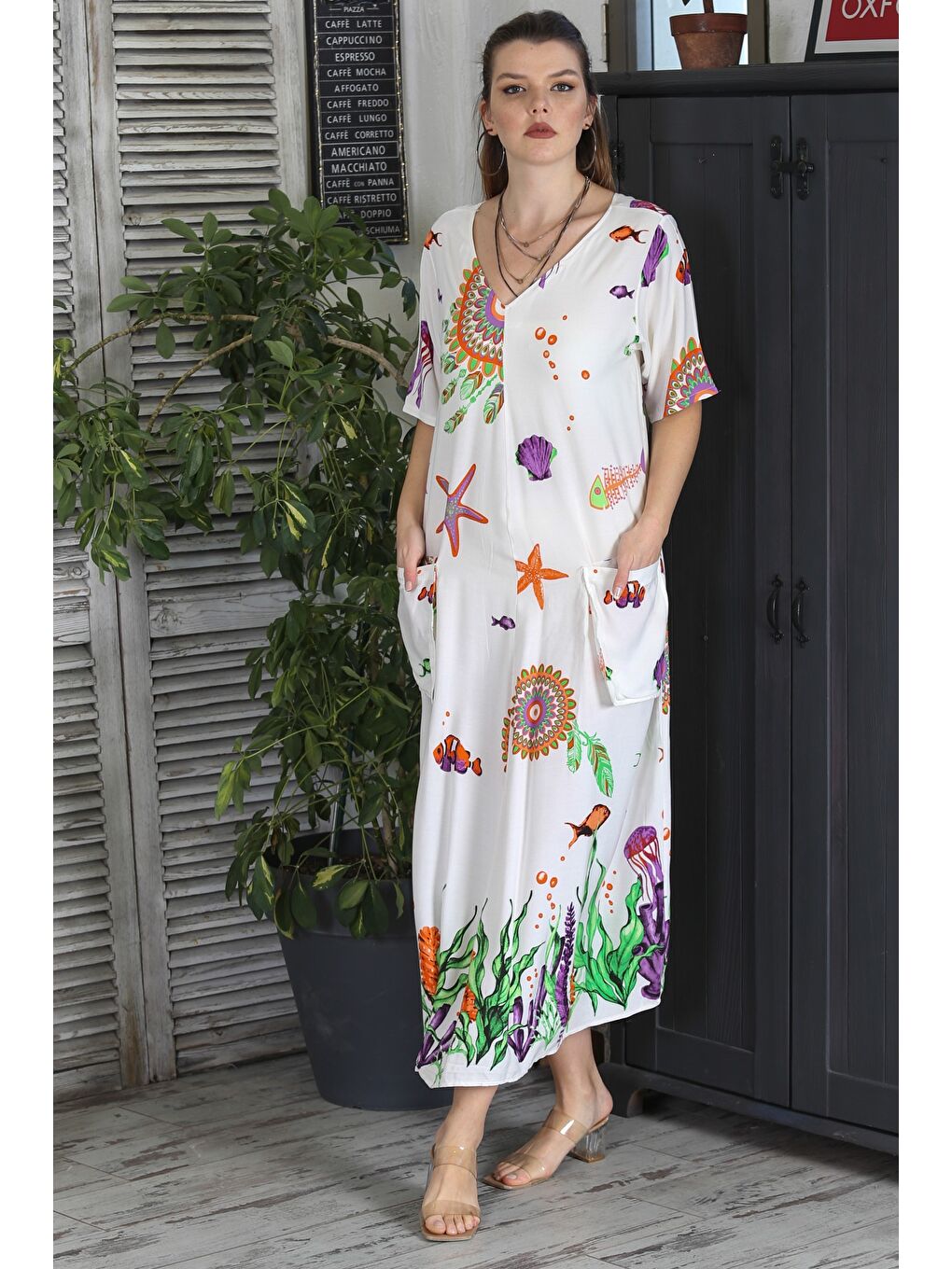 Beyaz V Yaka Kısa Kol Çift Cepli Allover Baskılı Casual Dokuma Elbise-4