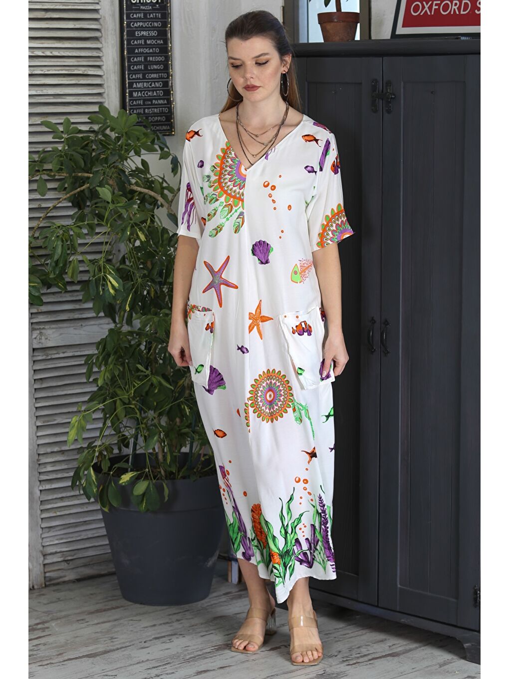 Beyaz V Yaka Kısa Kol Çift Cepli Allover Baskılı Casual Dokuma Elbise-5