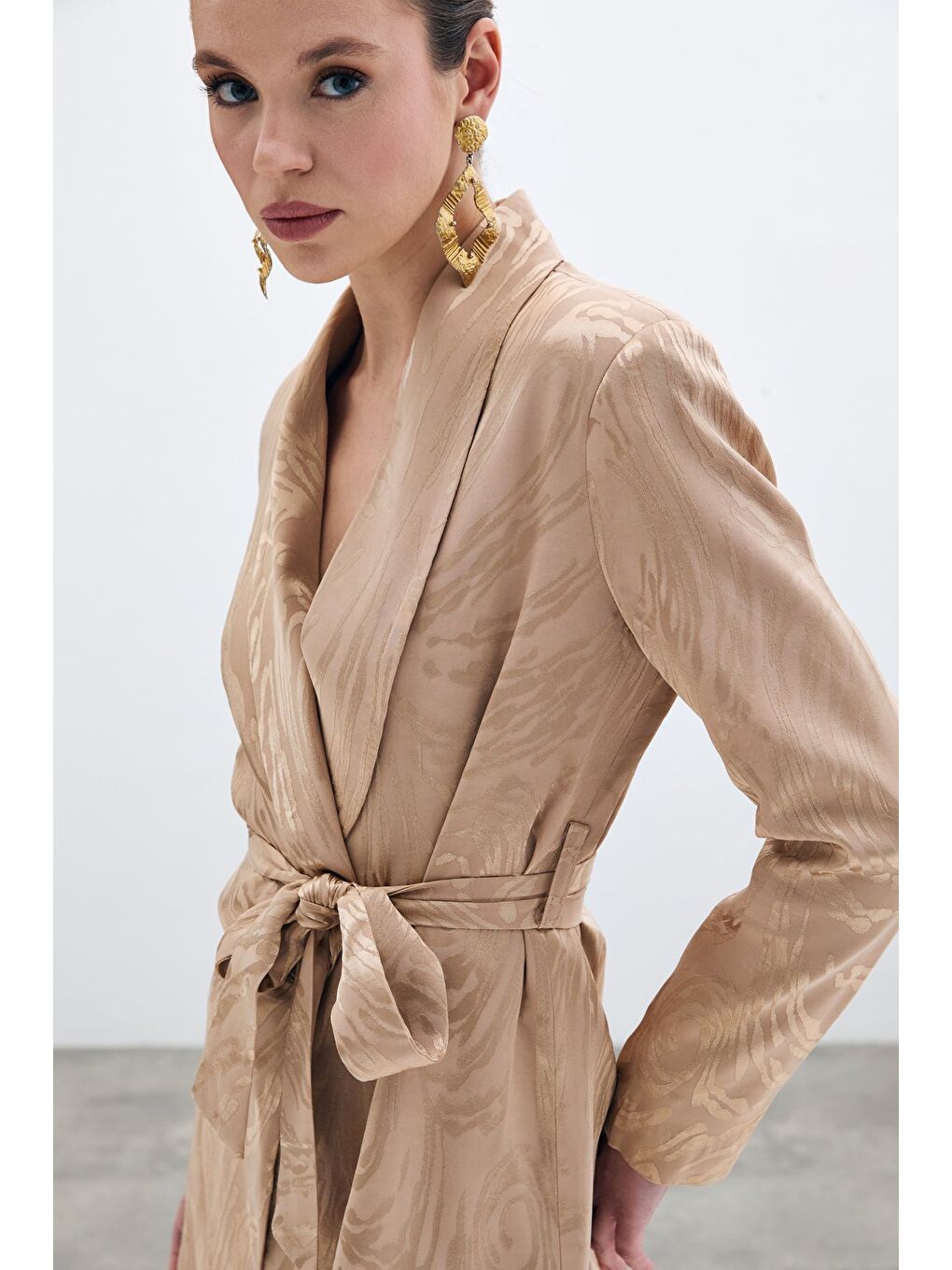 Bej Kuşaklı Desenli Uzun Ceket - Vizon-1