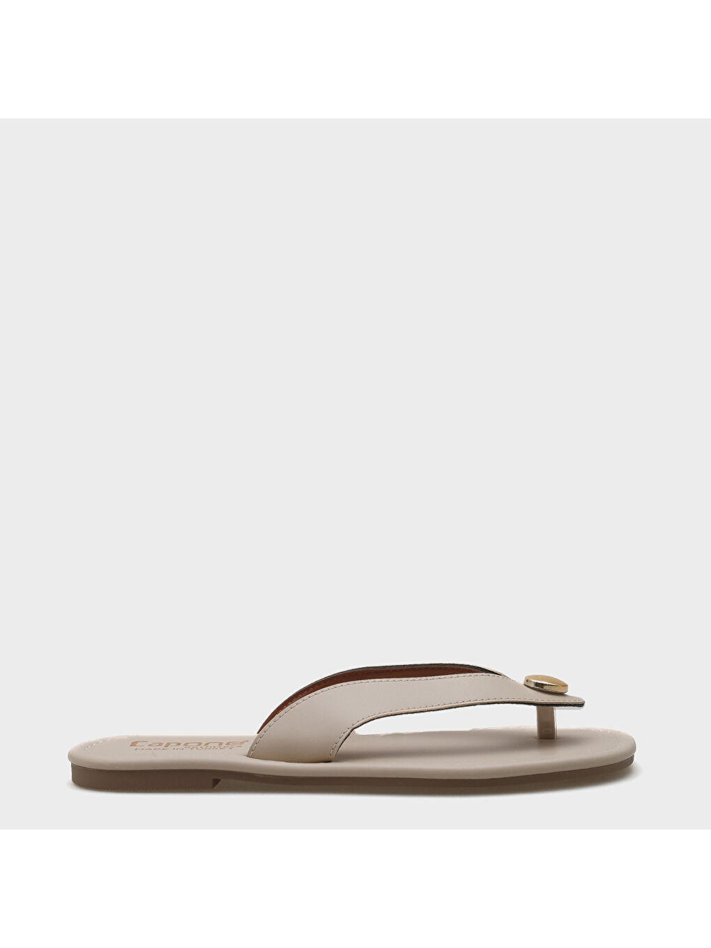 Bej Kassey Parmak Arası Düz Topuklu Metal Aksesuarlı Yuvarlak Burunlu Kadın Terlik-1