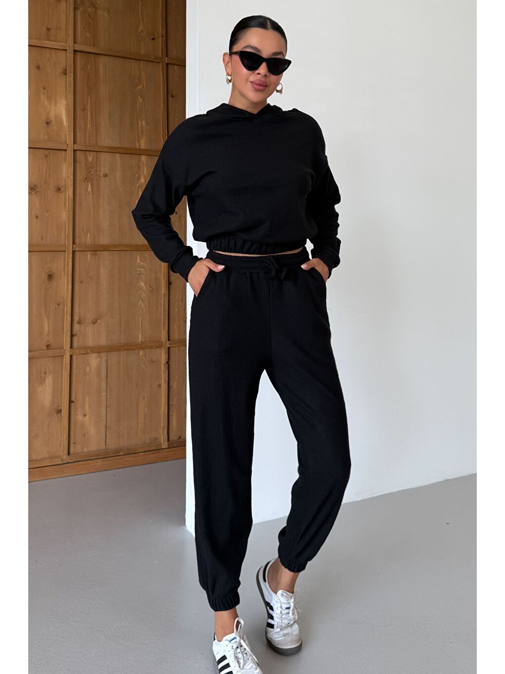 Kadın Siyah Kapüşonlu Crop Fitilli Alt-Üst Takım-1