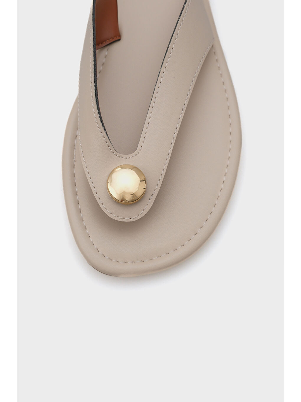 Bej Kassey Parmak Arası Düz Topuklu Metal Aksesuarlı Yuvarlak Burunlu Kadın Terlik-2