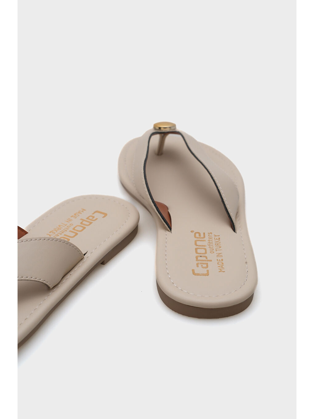 Bej Kassey Parmak Arası Düz Topuklu Metal Aksesuarlı Yuvarlak Burunlu Kadın Terlik-3