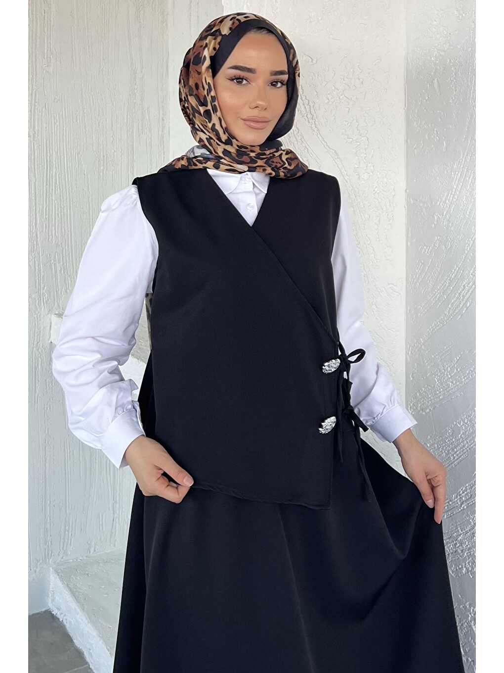 Siyah Gülseli Bağlamalı Yelek Gömlek Etek Tesettür Üçlü Takım-1