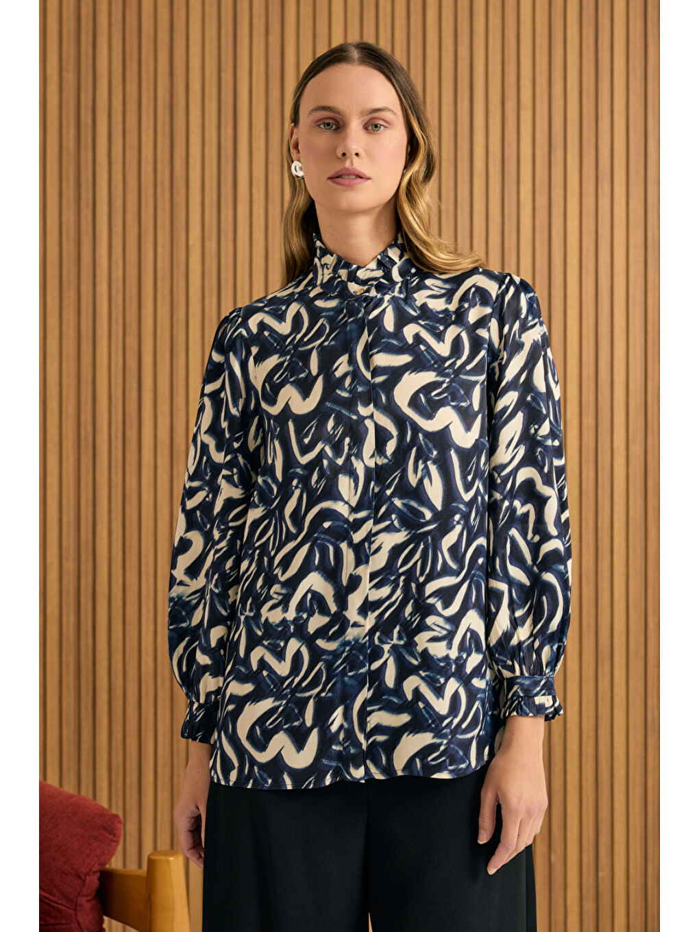 Lacivert Desenli Yaka Ve Manşeti Fırfır Detaylı Viscon Bluz-1