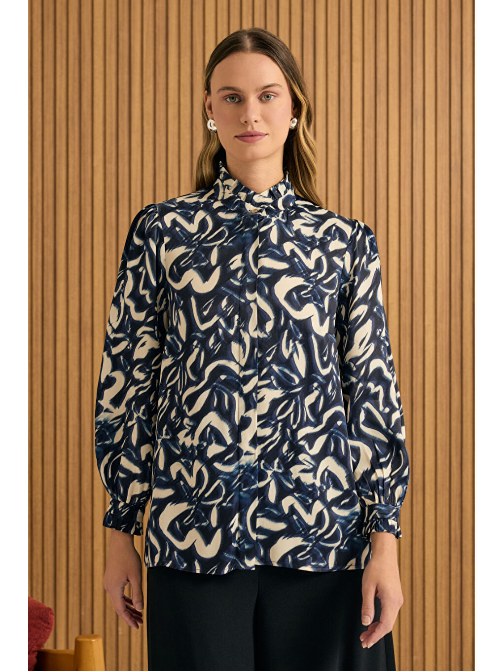 Lacivert Desenli Yaka Ve Manşeti Fırfır Detaylı Viscon Bluz-2