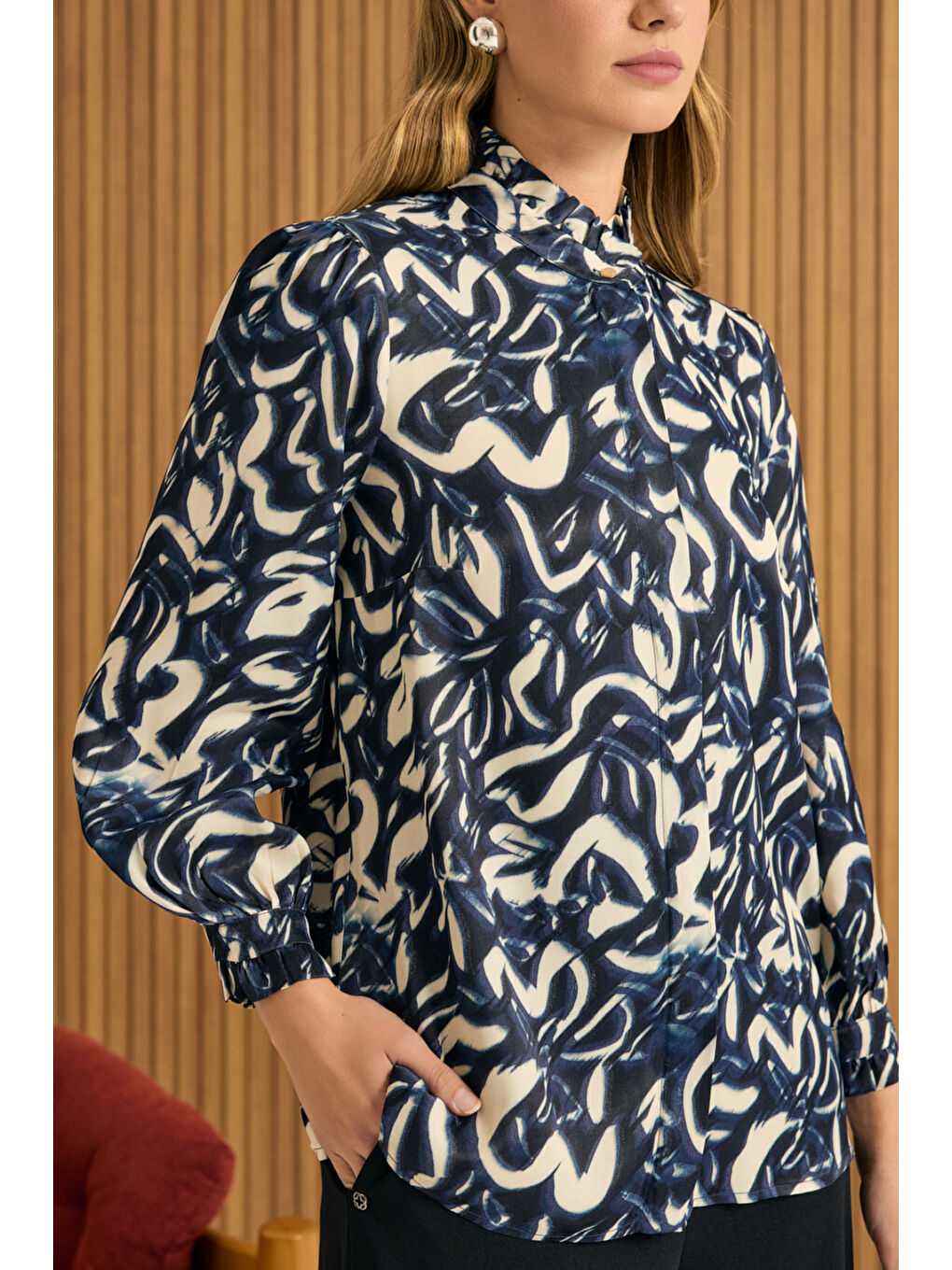 Lacivert Desenli Yaka Ve Manşeti Fırfır Detaylı Viscon Bluz-3