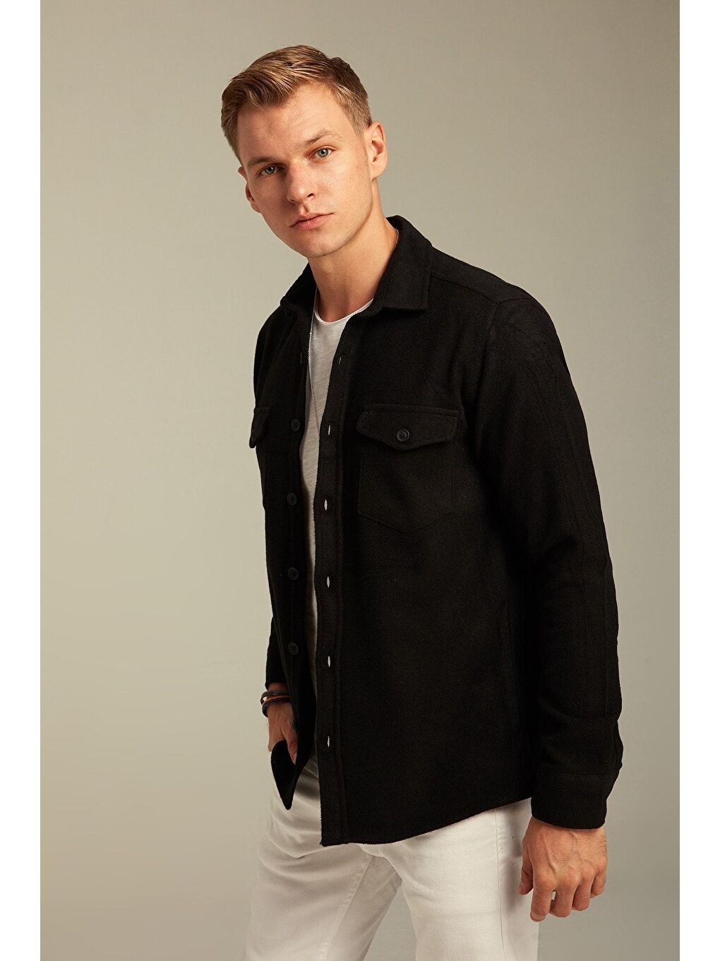 LC WAIKIKI Siyah Erkek Slim Fit Düğmeli Yaka Çift Cepli Düz Oduncu Gömlek - 1