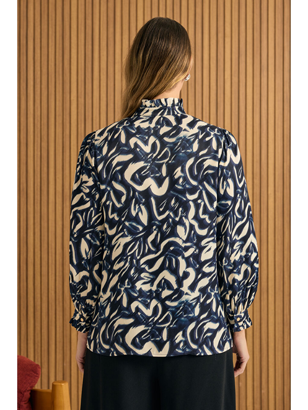 Lacivert Desenli Yaka Ve Manşeti Fırfır Detaylı Viscon Bluz-4