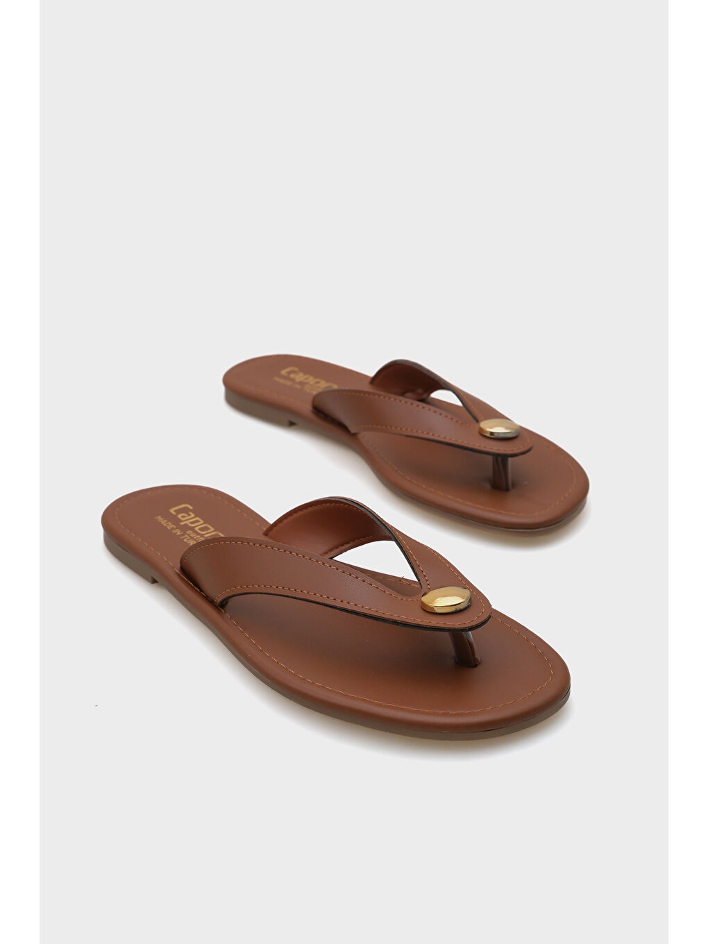 Kahverengi Kassey Parmak Arası Düz Topuklu Metal Aksesuarlı Yuvarlak Burunlu Kadın Terlik