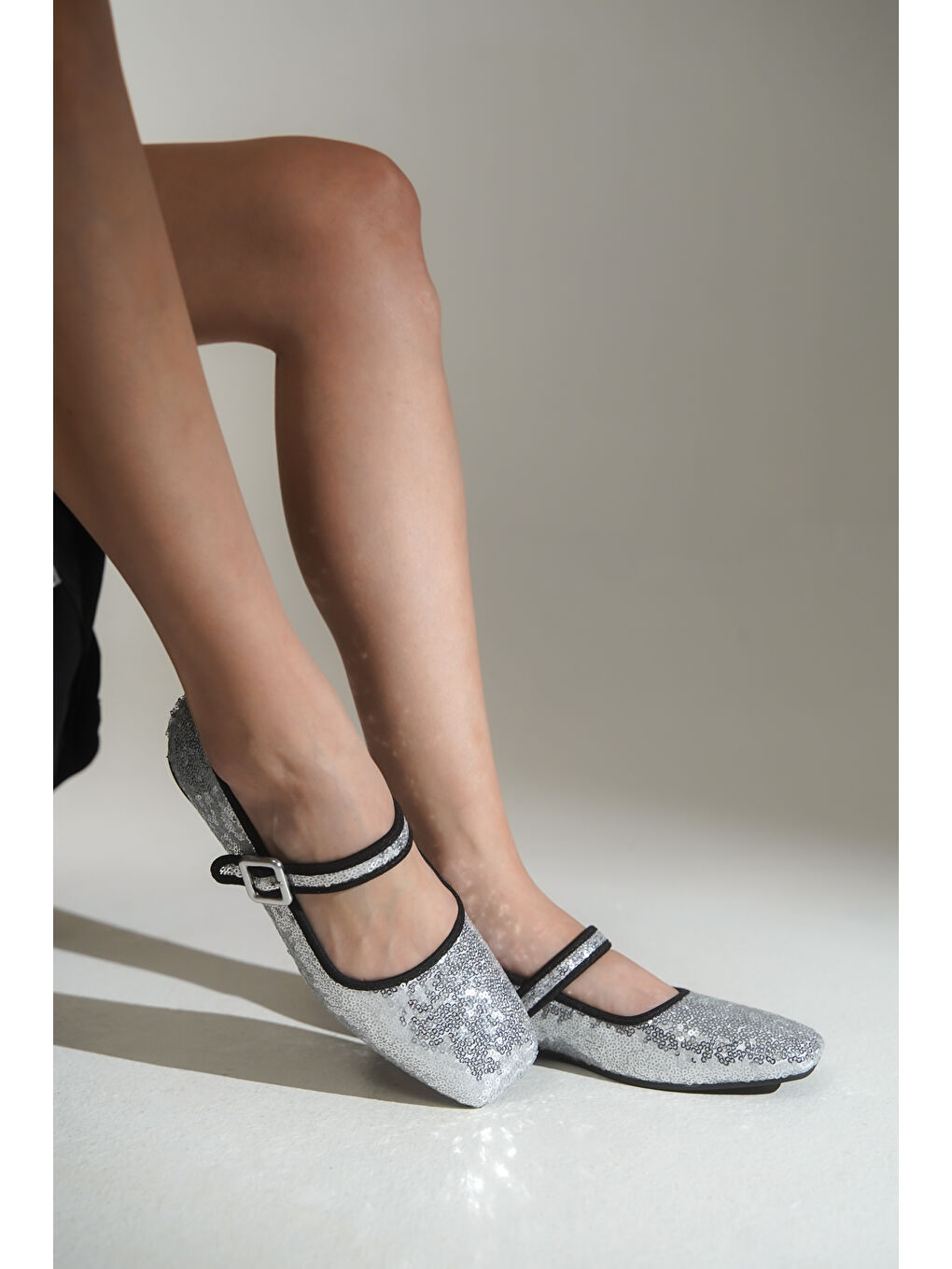 Gri Aster Tek Bantlı Tokalı Kadın Babet-2