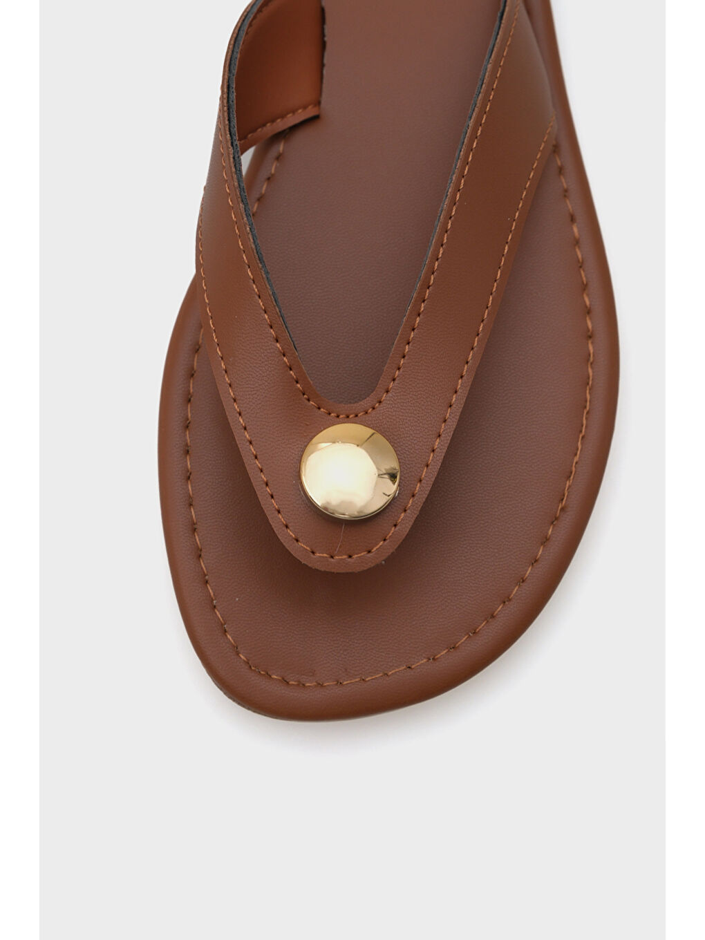 Kahverengi Kassey Parmak Arası Düz Topuklu Metal Aksesuarlı Yuvarlak Burunlu Kadın Terlik-2