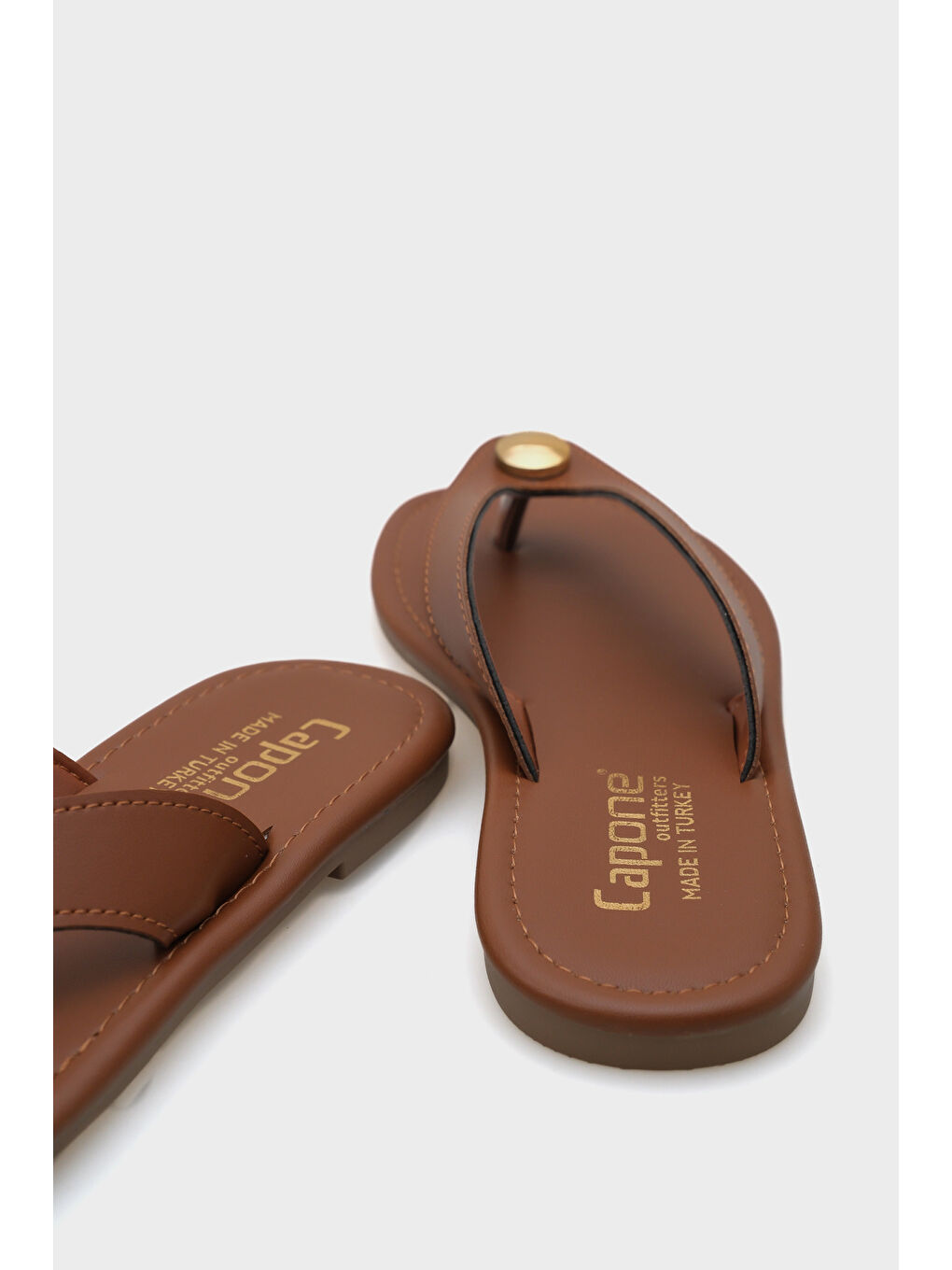 Kahverengi Kassey Parmak Arası Düz Topuklu Metal Aksesuarlı Yuvarlak Burunlu Kadın Terlik-3