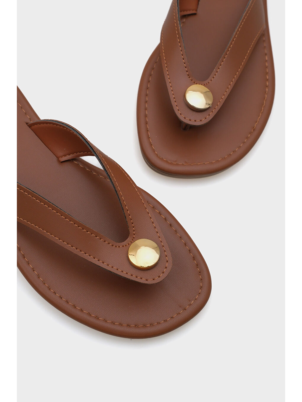 Kahverengi Kassey Parmak Arası Düz Topuklu Metal Aksesuarlı Yuvarlak Burunlu Kadın Terlik-4