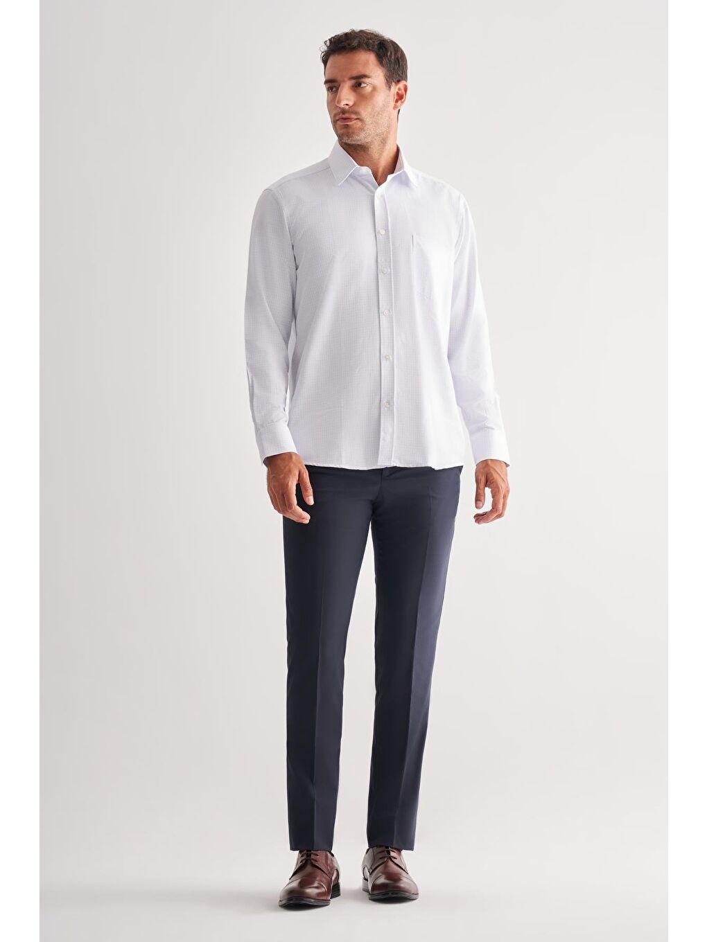 Beyaz Sert Yaka Uzun Kol Cepli Comfort Fit Classic Gömlek 1004255164-1