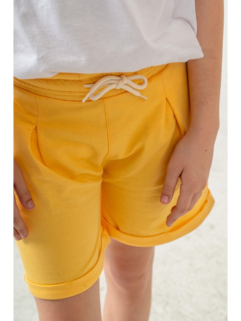 Sarı Duble Paça Kemer Kordonlu Kız Çocuk Şort-6