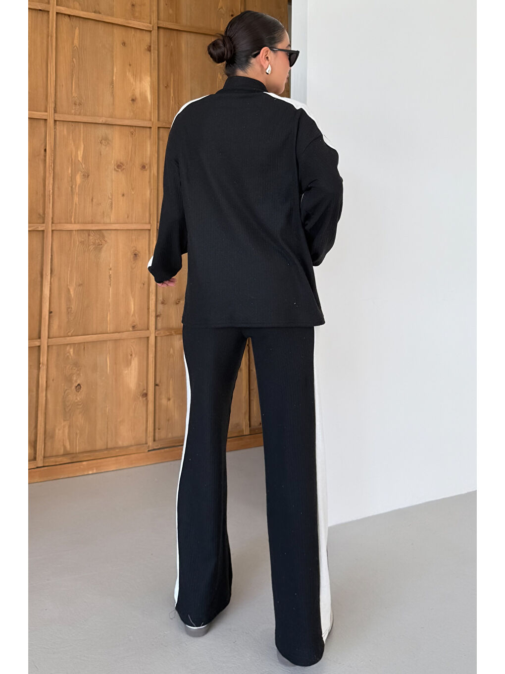Kadın Siyah V Yaka Siyah Çizgi Detaylı Kazak Alt-Üst Pantolonlu Takım-3