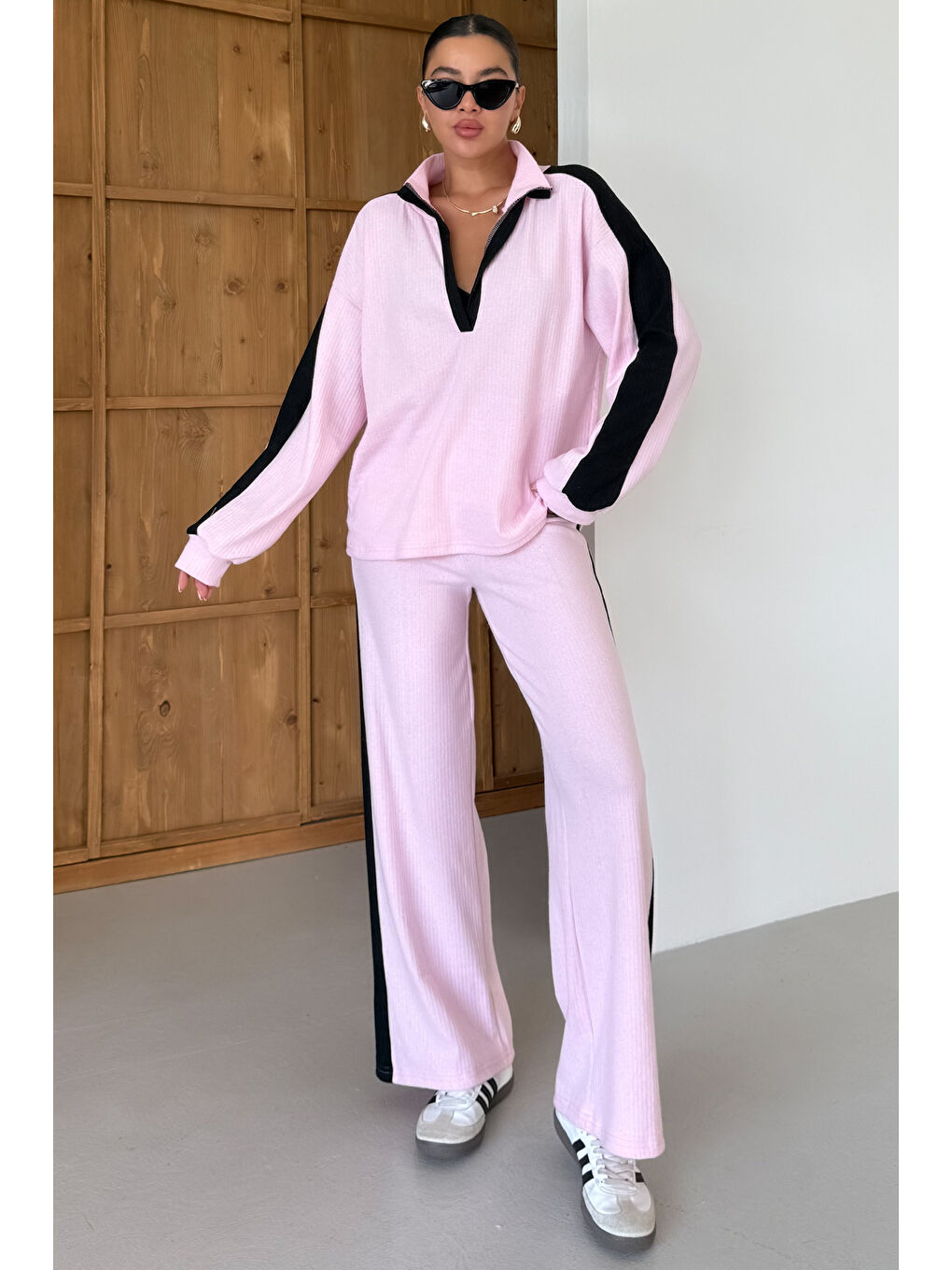 Kadın Pembe V Yaka Siyah Çizgi Detaylı Kazak Alt-Üst Pantolonlu Takım-1