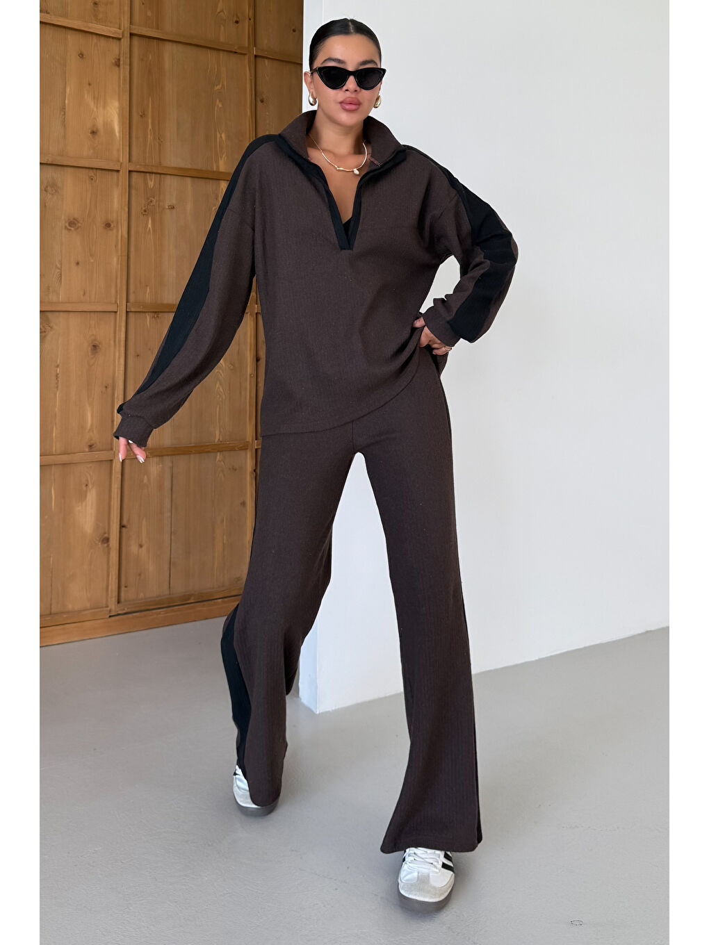 Kadın Kahverengi V Yaka Siyah Çizgi Detaylı Kazak Alt-Üst Pantolonlu Takım-1