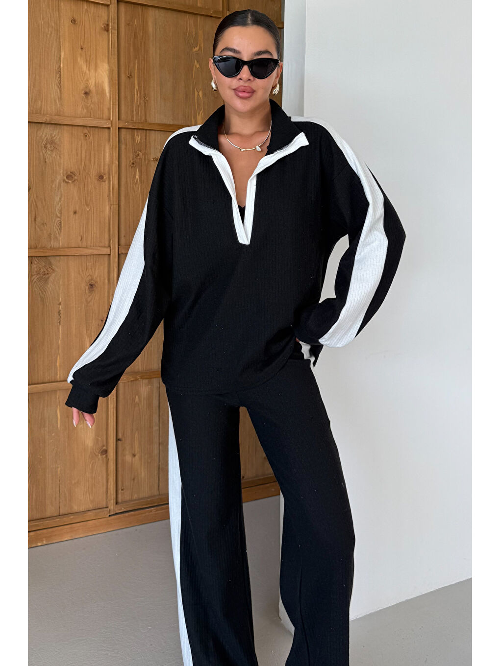 Kadın Siyah V Yaka Siyah Çizgi Detaylı Kazak Alt-Üst Pantolonlu Takım-4