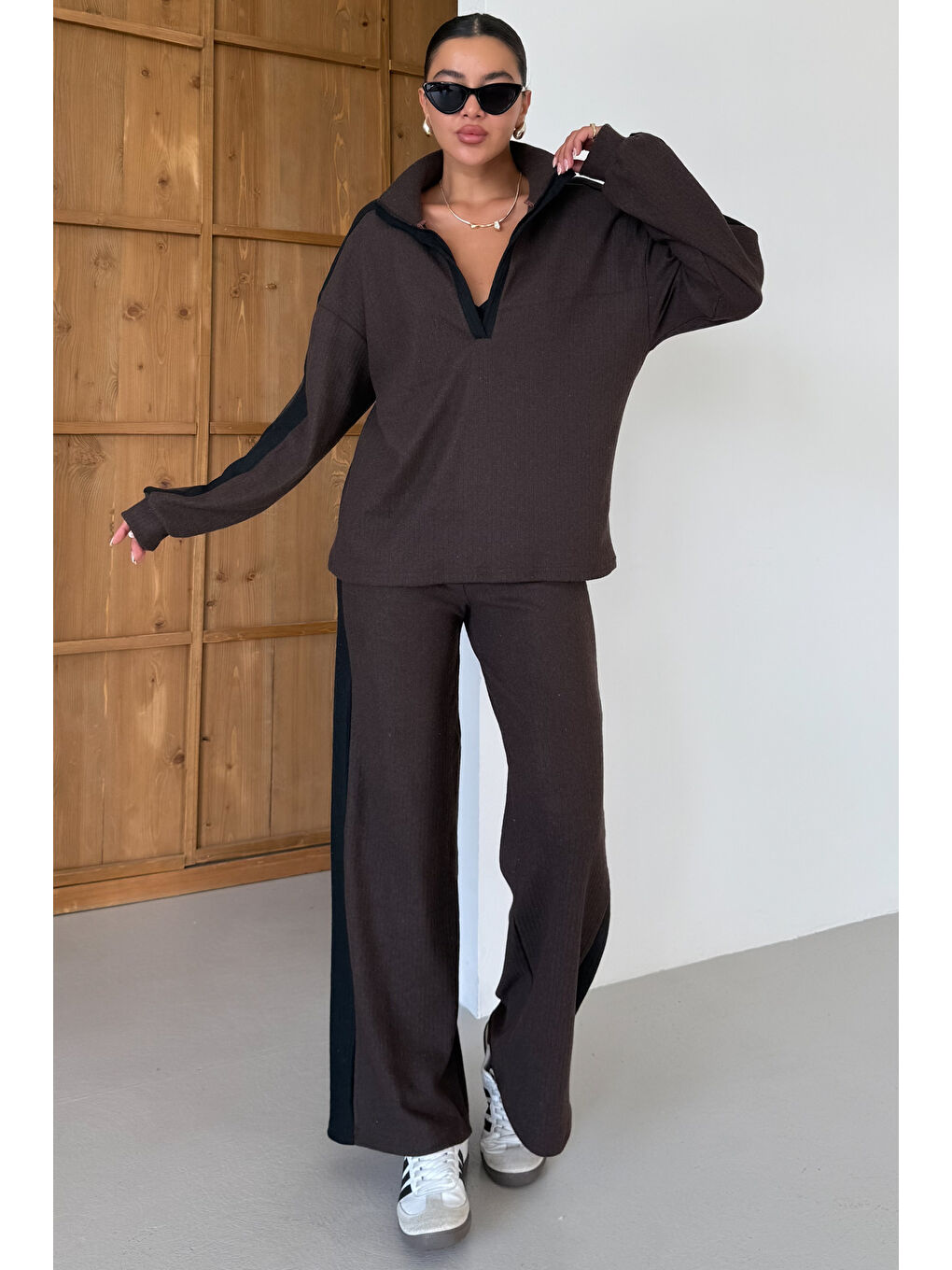 Kadın Kahverengi V Yaka Siyah Çizgi Detaylı Kazak Alt-Üst Pantolonlu Takım-2