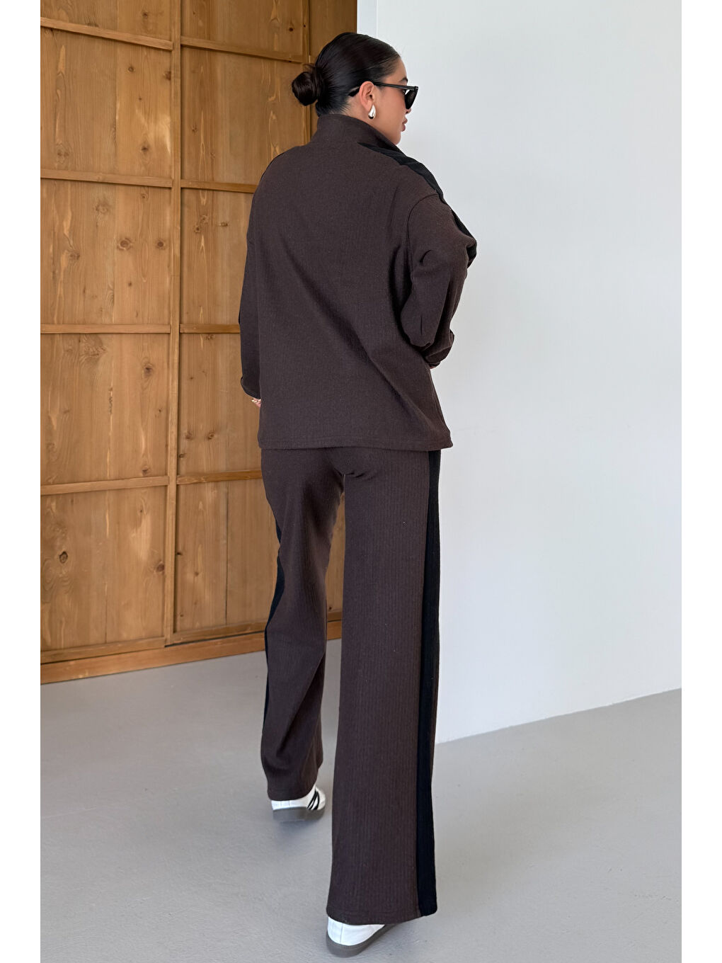 Kadın Kahverengi V Yaka Siyah Çizgi Detaylı Kazak Alt-Üst Pantolonlu Takım-3