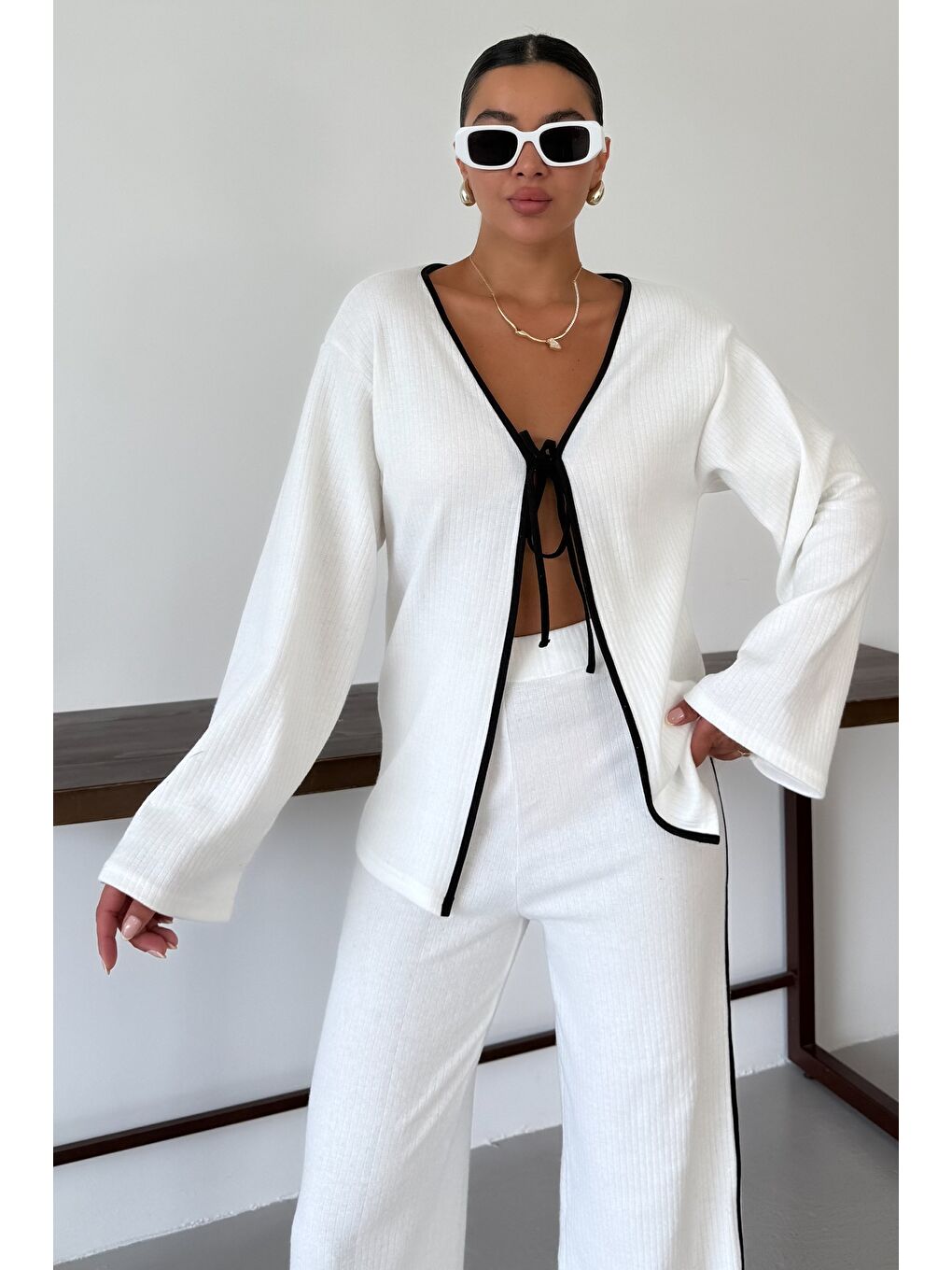 Kadın Beyaz Ön Bağlama Detaylı Biyeli Alt-Üst Pantolonlu Takım-1
